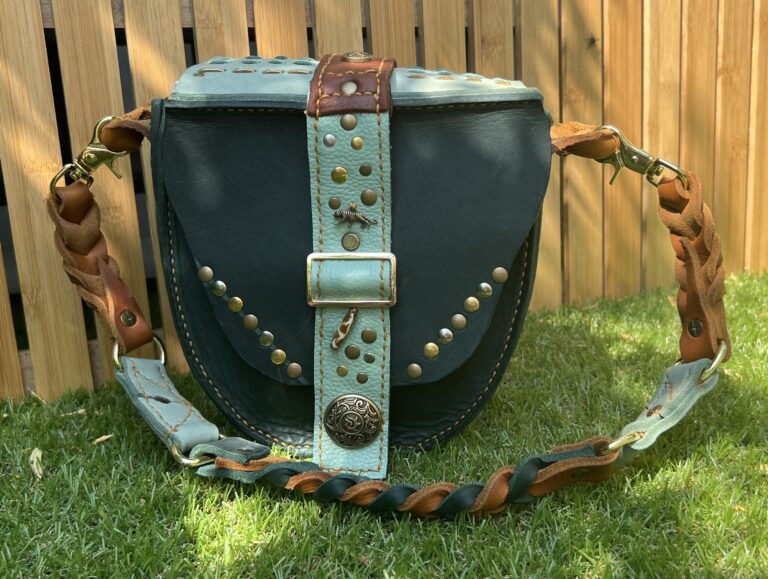 Donkergroen schoudertas met mint en conchos