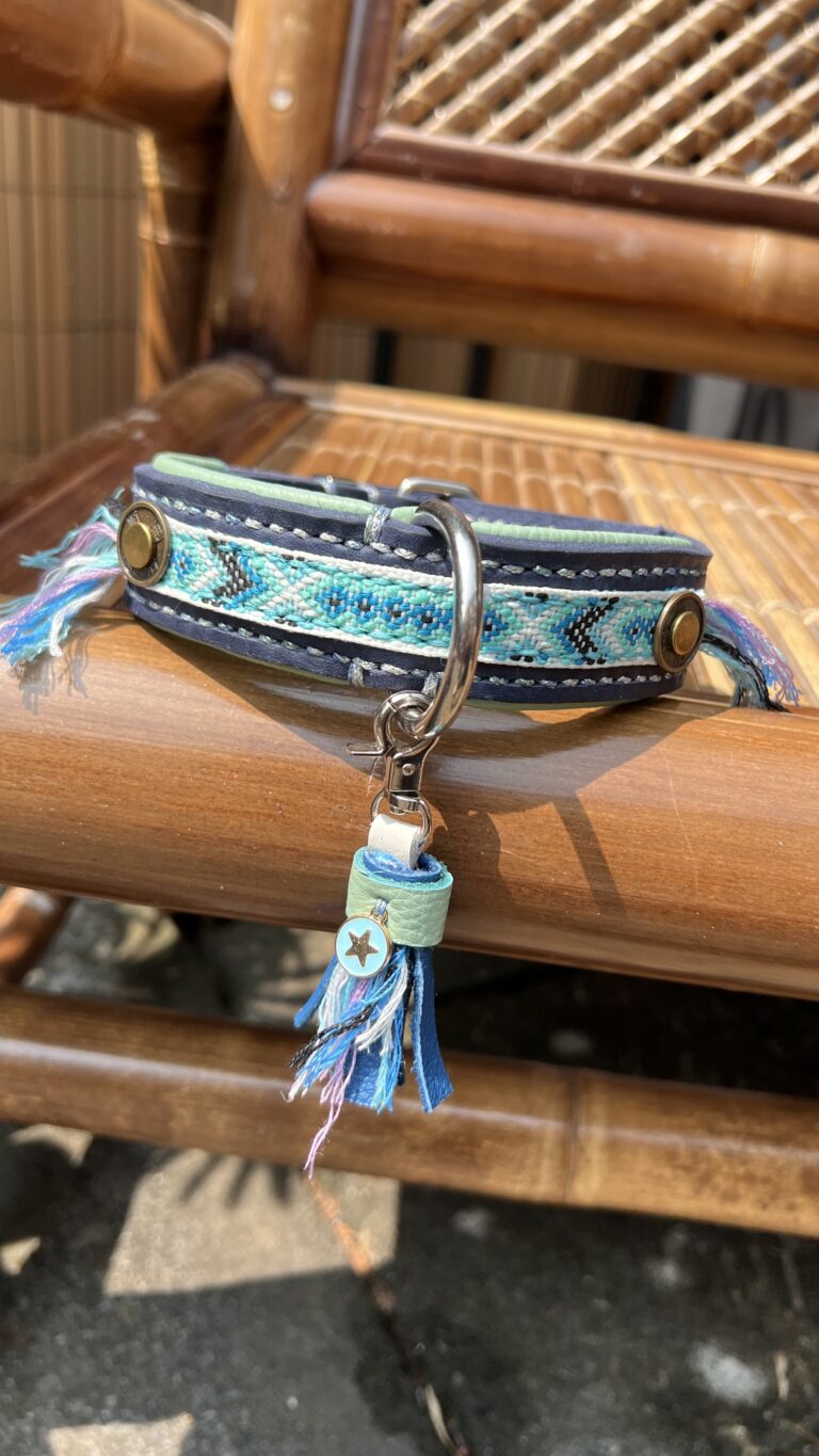 Donkerblauw leer met Ibiza boho decor