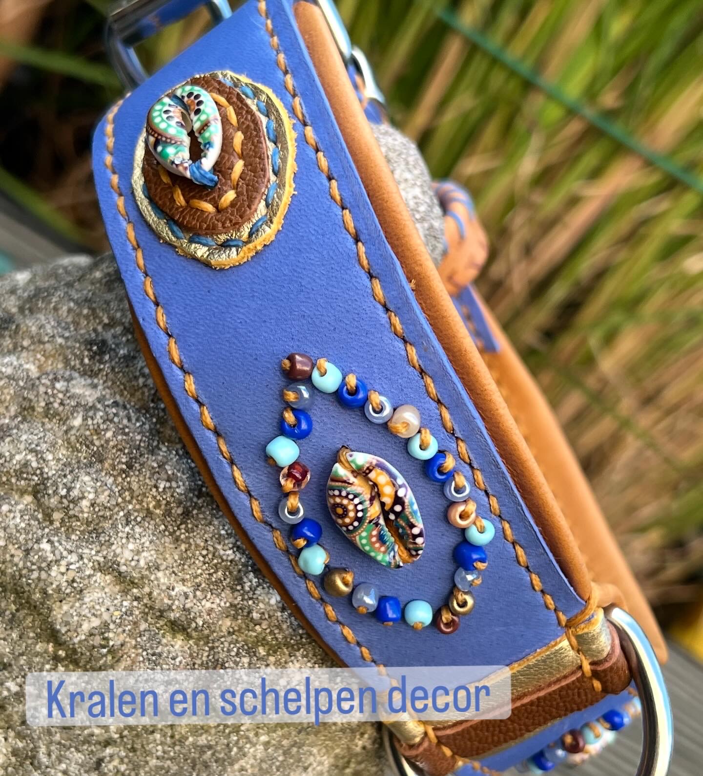 Saffierblauw leer met kralen en schelpen decor