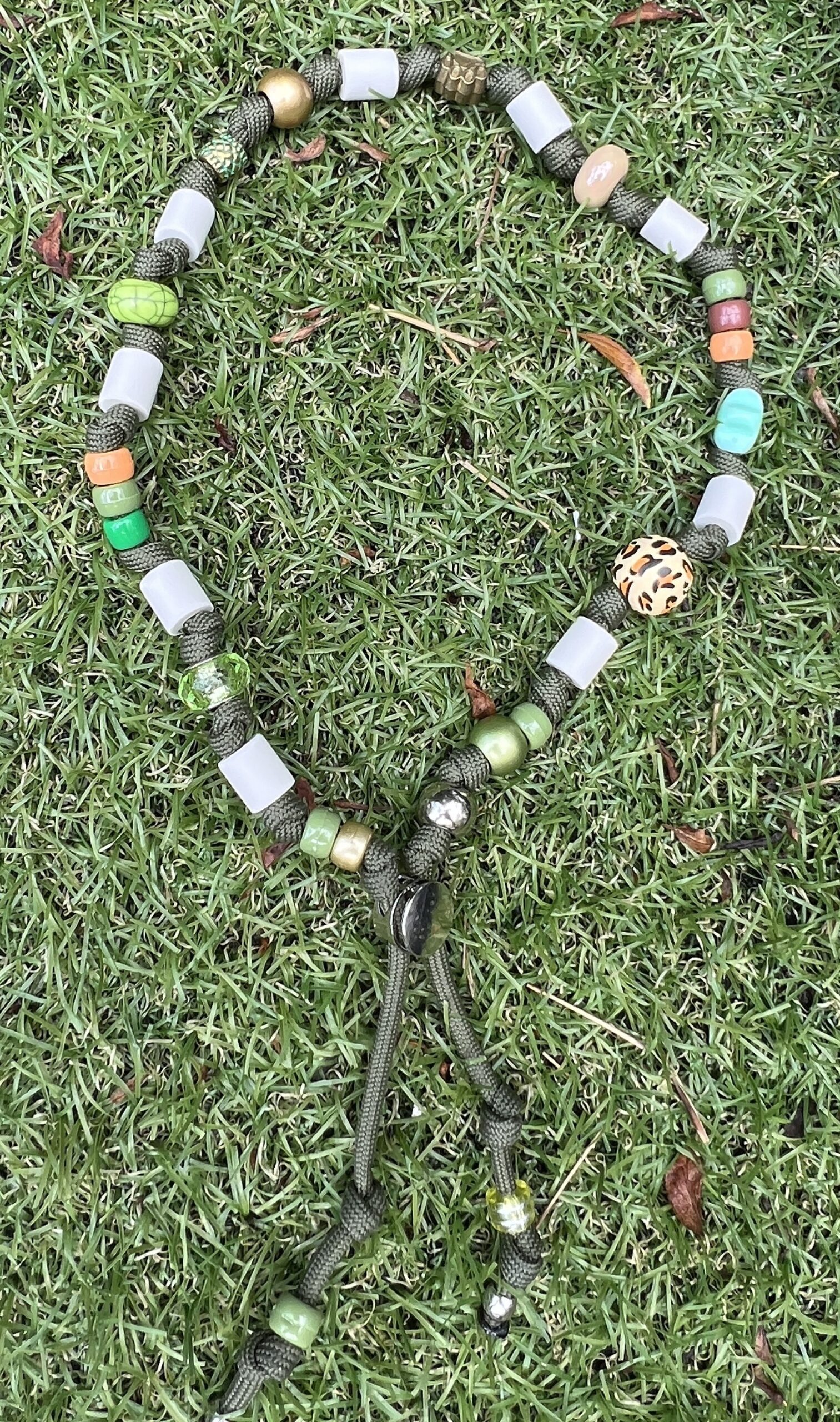 Hondenketting met em kralen olijfgroen